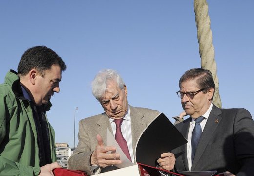 O Premio Nobel Mario Vargas Llosa percorre un tramo do Camiño Inglés ao seu paso por Culleredo